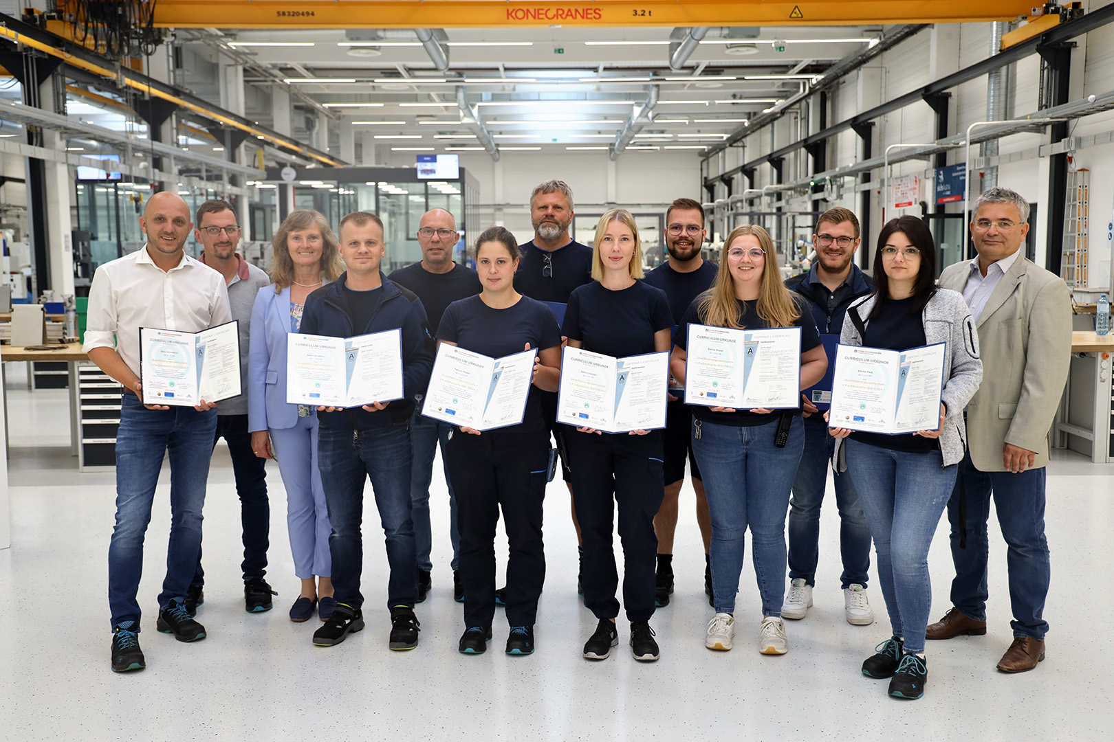 Gruppenfoto zur ISO 17024 Zertifizierung im sterner training center mit dem Zertifikat